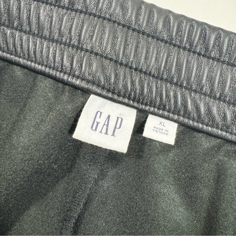 Gap Mid Rise Easy Cargo Pants Faux Leather Black